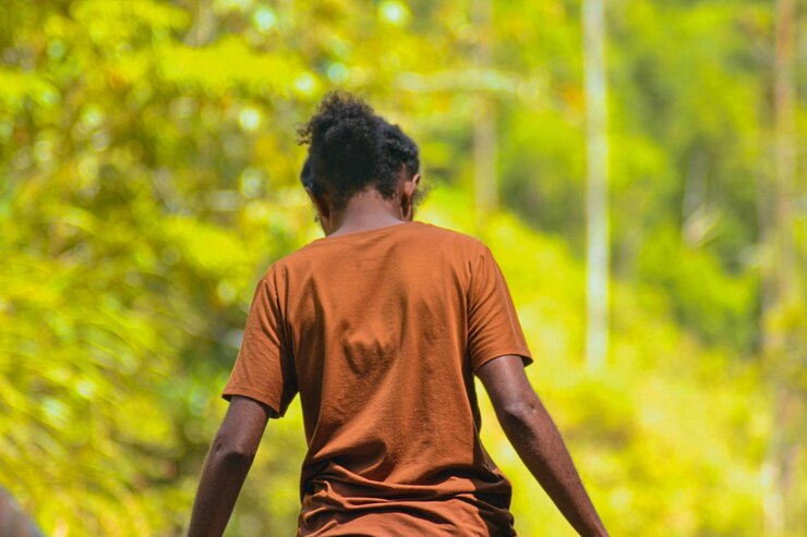 Foto seitenansicht eines jungen mannes, der auf dem feld steht