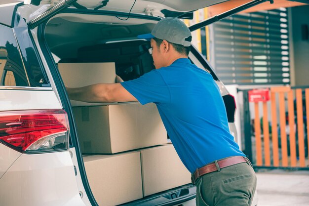Seitenansicht eines jungen Mannes, der bei einem Auto steht