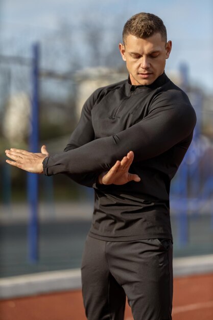 Foto seitenansicht eines jungen mannes, der im fitnessstudio trainiert