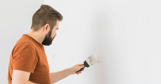 Foto seitenansicht eines jungen mannes, der vor weißem hintergrund steht