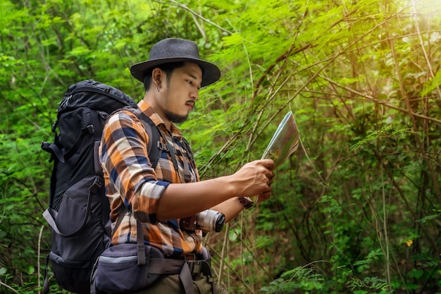 Seitenansicht eines jungen Mannes im Wald