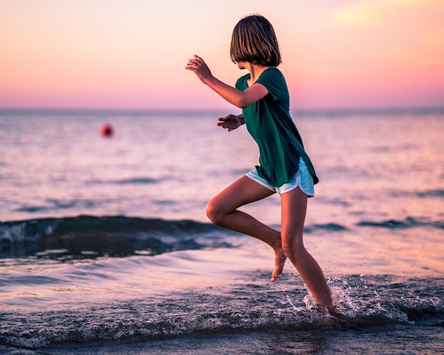Seitenansicht eines Mannes am Strand bei Sonnenuntergang