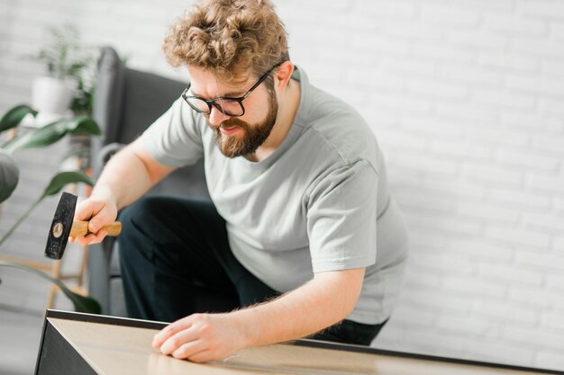 Foto seitenansicht eines mannes, der ein handy benutzt