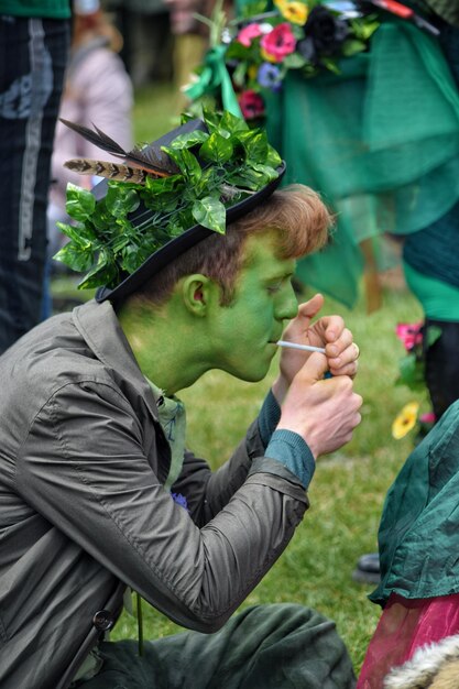 Foto seitenansicht eines mannes, der eine zigarette zündet