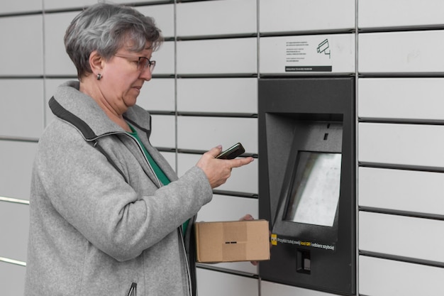 Foto seitenansicht eines mannes, der im büro ein handy benutzt