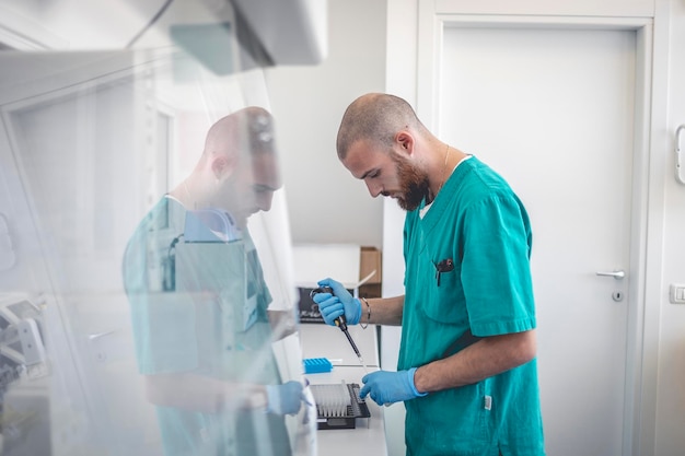 Seitenansicht eines Mannes, der in einer Klinik arbeitet