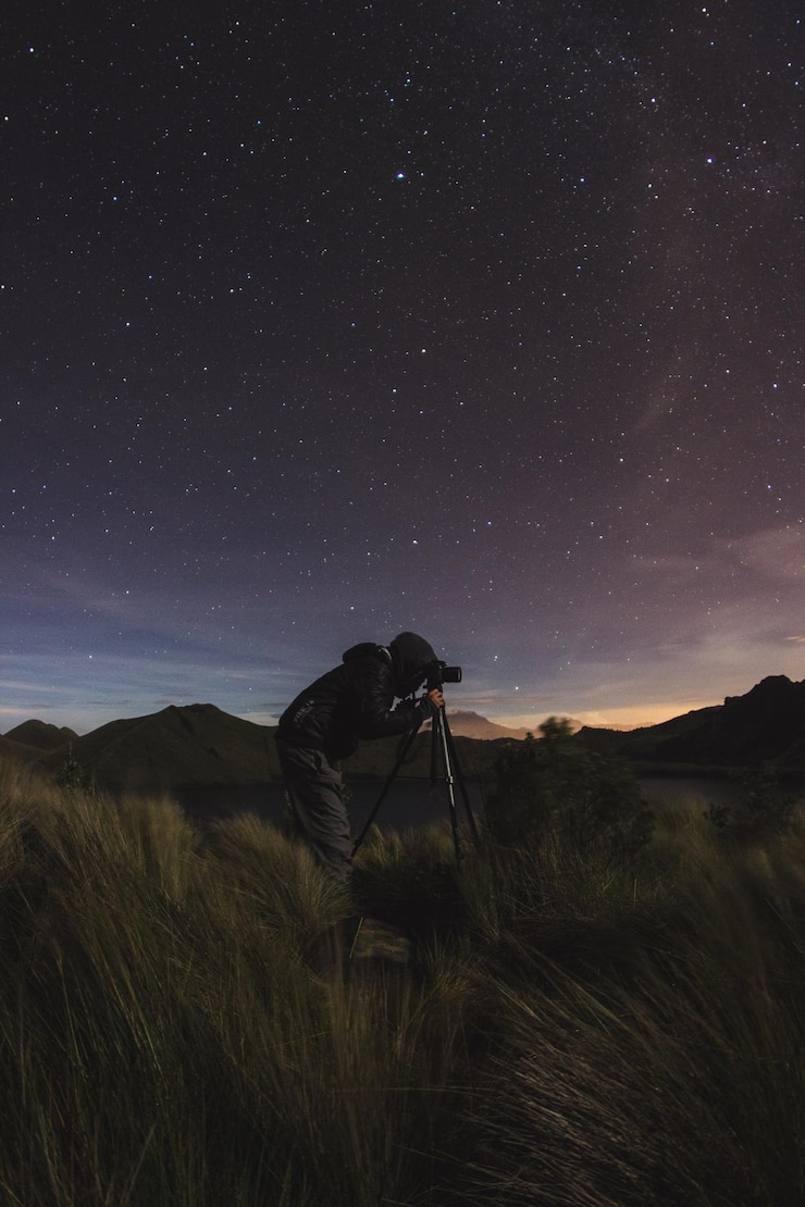 Foto seitenansicht eines mannes, der nachts auf dem feld gegen den himmel fotografiert