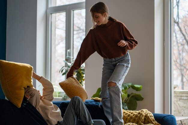 Foto seitenansicht eines mannes, der zu hause auf dem sofa trainiert