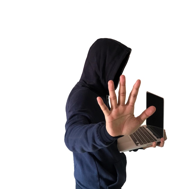 Seitenansicht eines Mannes mit Laptop vor weißem Hintergrund