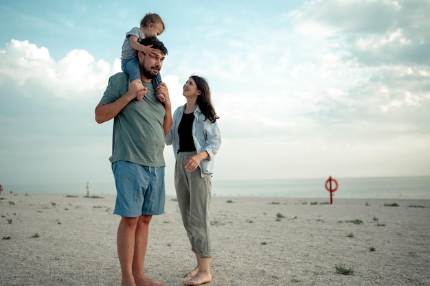 Seitenansicht eines Paares, das am Strand steht