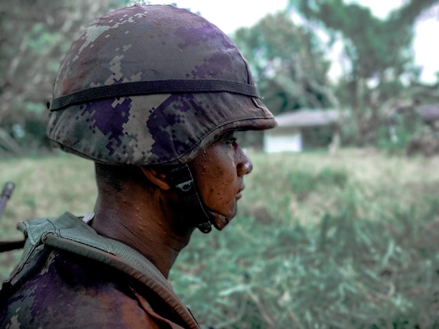 Foto seitenansicht eines soldaten, der im freien steht