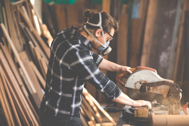 Seitenansicht eines Tischlers bei der Arbeit in der Werkstatt