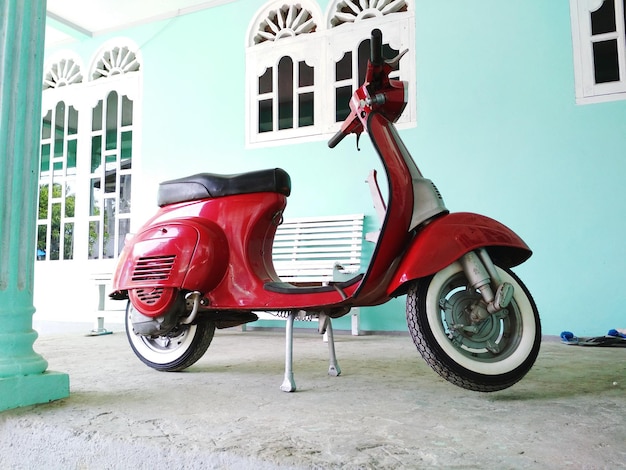 Foto seitenansicht eines vespa-scooters