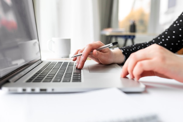 Foto seitenansicht frau, die am laptop arbeitet