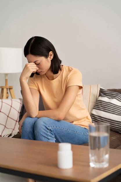 Seitenansicht Frau, die mit dem Betrüger-Syndrom zu kämpfen hat
