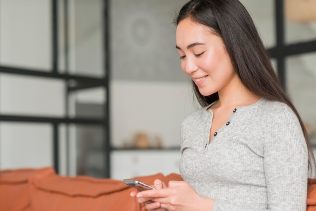 Seitenansicht Frau mit Handy