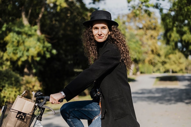 Seitenansicht Frau und Fahrrad alternativen Transport