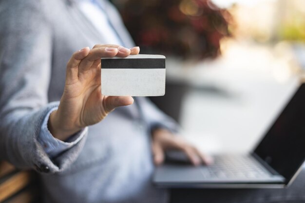 Seitenansicht Geschäftsfrau mit Kreditkarte beim Gebrauch von Laptop Hohe Qualität und Auflösung wunderschönes Foto-Konzept