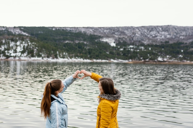 Foto seitenansicht junge schöne frauen in der natur