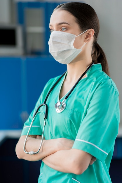 Foto seitenansicht krankenschwester mit stethoskop