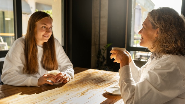 Foto seitenansicht mutter und tochter im restaurant