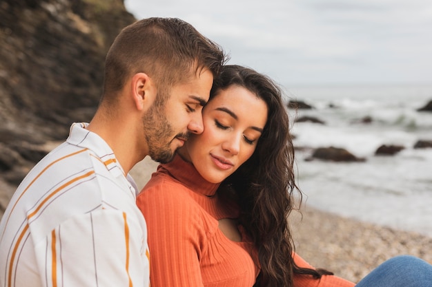 Foto seitenansicht paar am meer