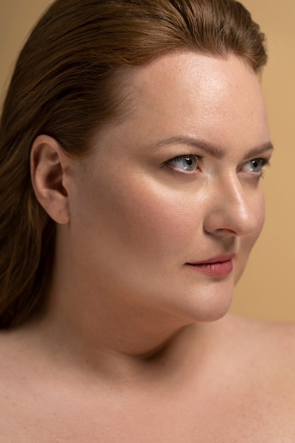 Foto seitenansicht plus-size-model posiert im studio