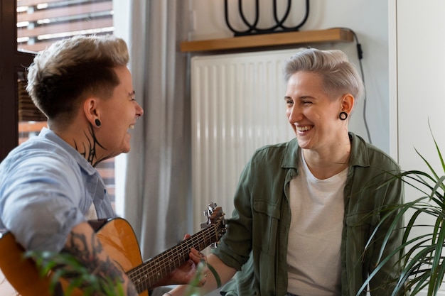 Seitenansicht romantisches lesbisches Paar mit Gitarre