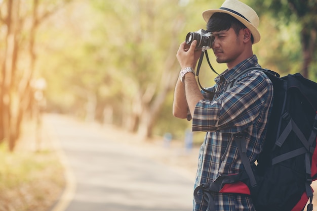 ฺ Seitenansicht Schuss von Backpacker Fotograf im Freien fotografieren