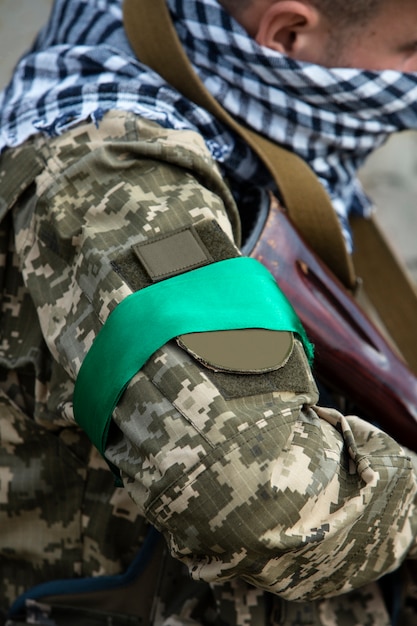 Seitenansicht ukrainischer Soldat in Uniform