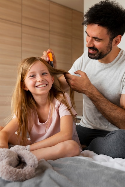 Foto seitenansicht vater mit haarkamm