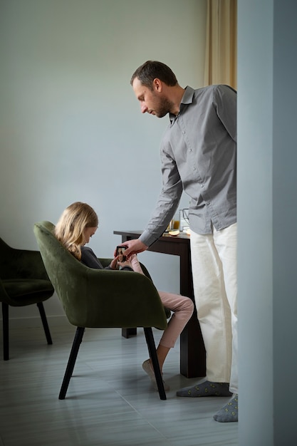 Seitenansicht Vater nimmt Telefon von Mädchen