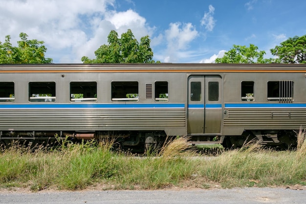 Seitenansicht vintage Drehgestellzug auf der Schiene