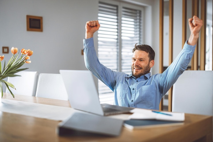 Foto seitenansicht von geschäftskollegen, die am tisch arbeiten