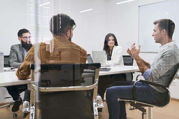Seitenansicht von Geschäftskollegen, die im Büro arbeiten