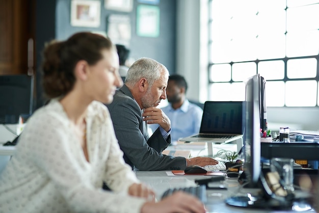 Seitenansicht von Geschäftskollegen, die im Büro arbeiten