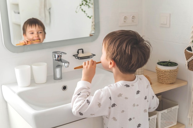 Seitenansicht von Mutter und Tochter im Badezimmer