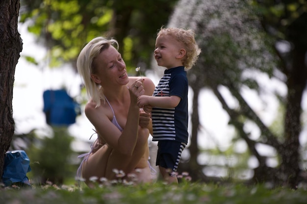 Seitenansicht von Mutter und Tochter im Park