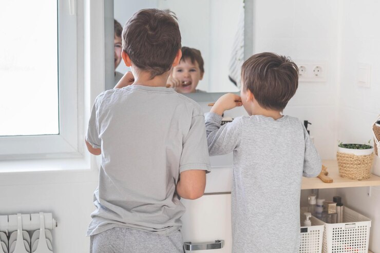 Foto seitenansicht von mutter und tochter zu hause