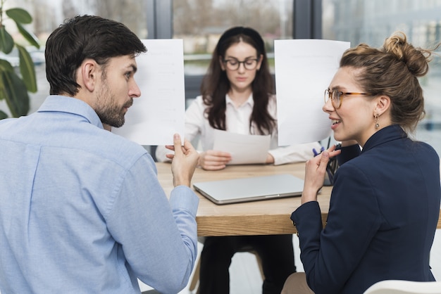 Seitenansicht von Personalleuten, die über eine Kandidatin für eine Position sprechen