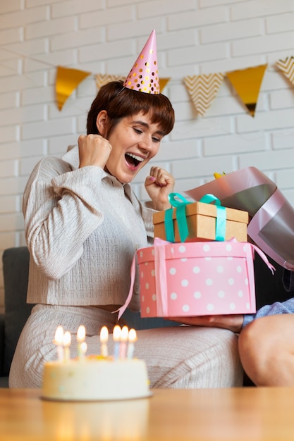 Seitenansichtfrau, die Geburtstag feiert