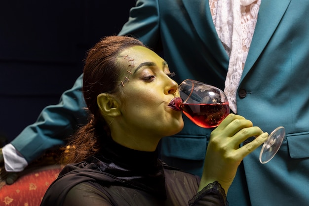 Seitenansichtfrau, die Wein trinkt