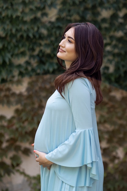 Foto seitenansichtfrau während der schwangerschaft