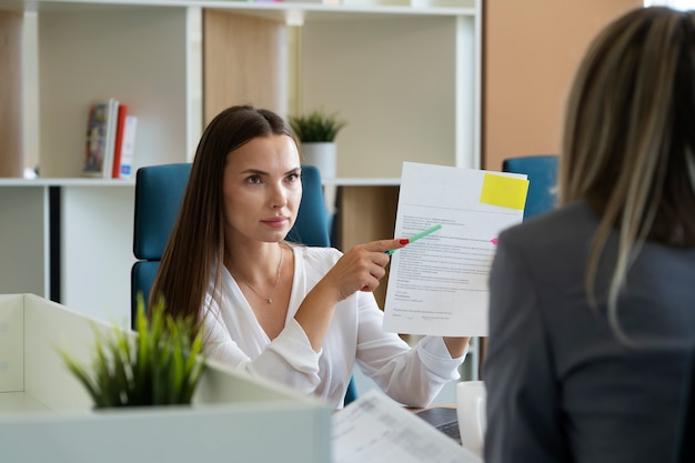 Seitenansichtfrauen, die zusammenarbeiten