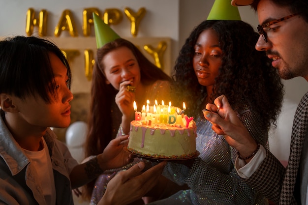 Foto seitenansichtfreunde, die geburtstag feiern