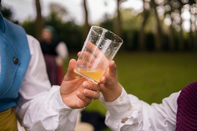 Seitenansichthände, die Glas halten