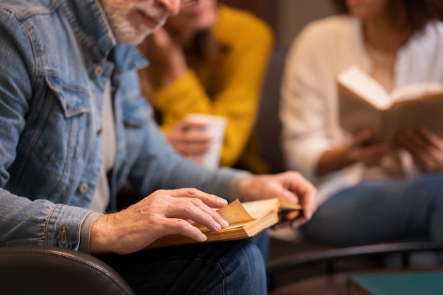 Foto seitenansichtleute, die bücher lesen