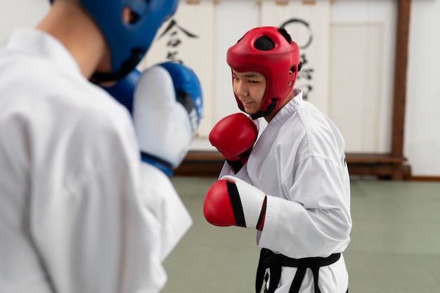 Foto seitenansichtleute, die taekwondo üben
