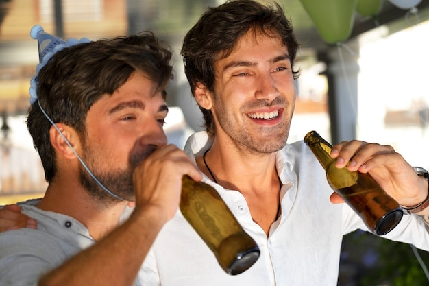 Foto seitenansichtmänner, die zusammen trinken