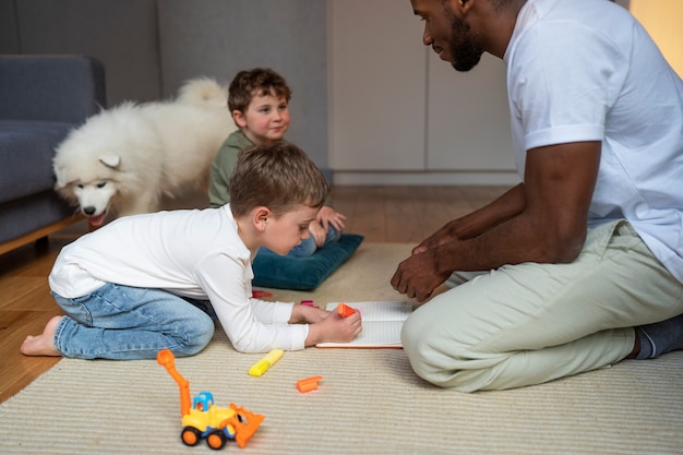 Foto seitenansichtmann, der sich um kinder kümmert